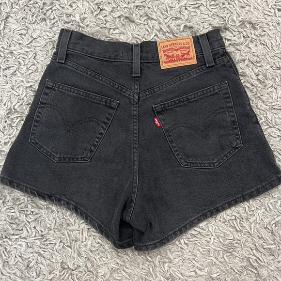 Levi’s High Waisted Mom Shorts - Picture 2 of 4